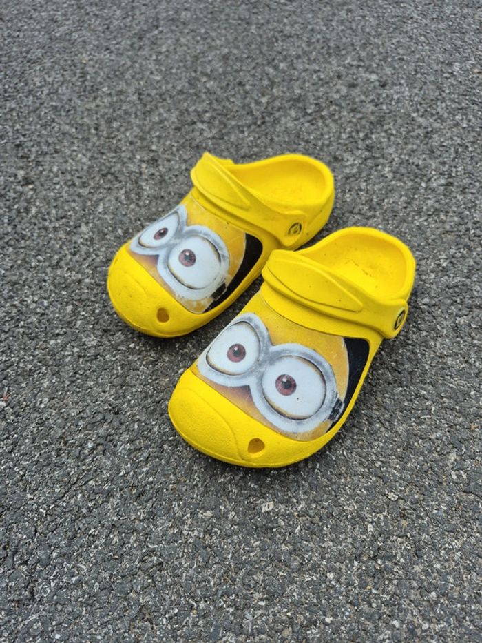 Crocs minions