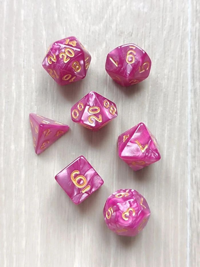 Lot de 7 dés violet irisé originaux pour activités