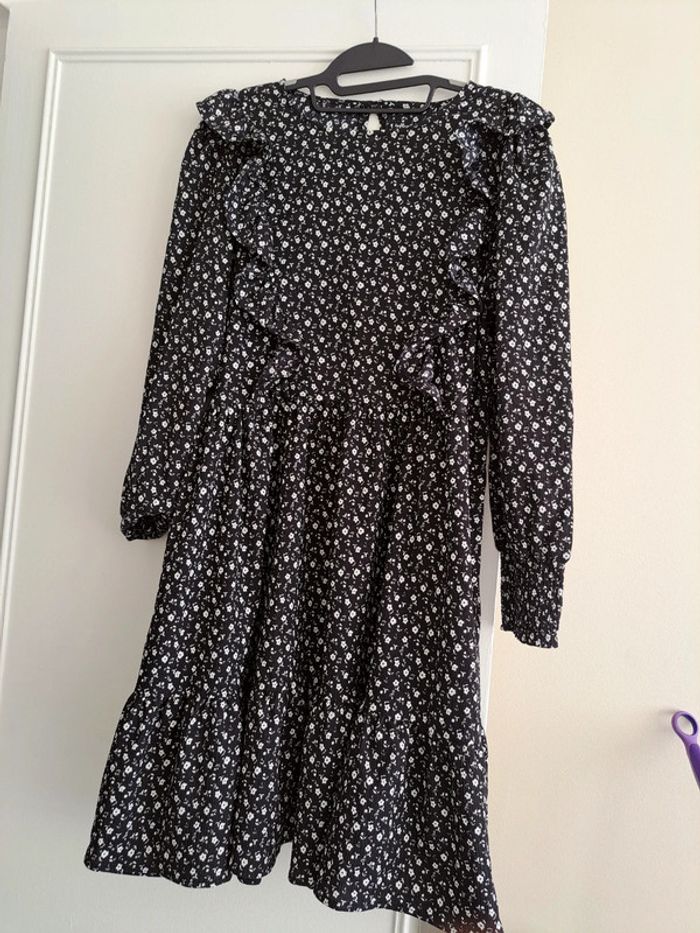 Robe noir fleurs blanches taille 40