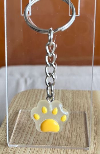 Porte clé patte jaune