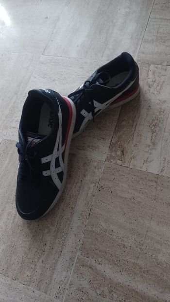 Basket homme asics 43.5 bleu marine très o état