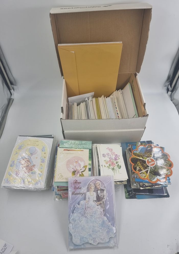 Lot de 167 cartes postales, 242 cartes de vœux et un très grand nombre d’enveloppes