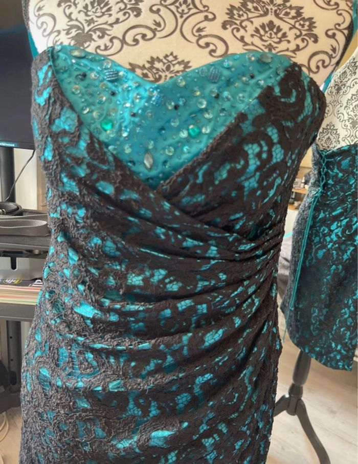 robe 38/40 bustier strass et dentelle noir  moulante - photo numéro 2