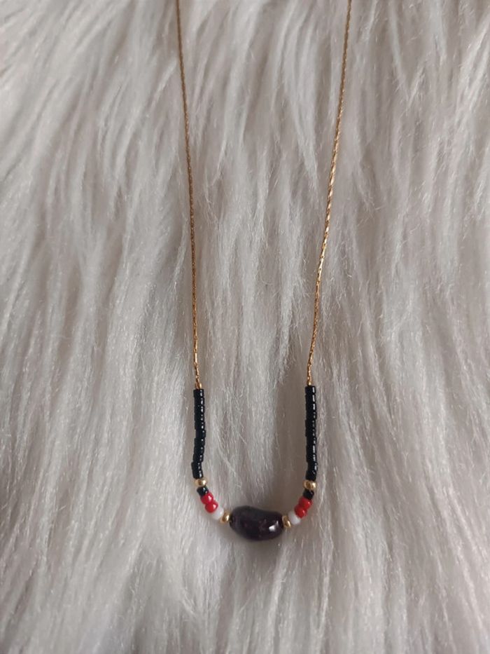 Collier avec perles et pierre, doré en acier inoxydable ajustable Neuf avec étiquette