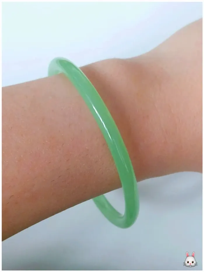 Bracelet jonc vert minimaliste en résine – pièce tendance et légère