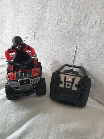 Quad et pilote radiocommandée
