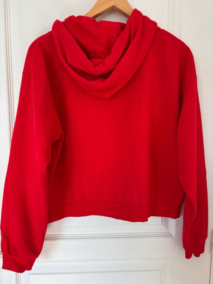 Pull rouge à capuche - photo numéro 3