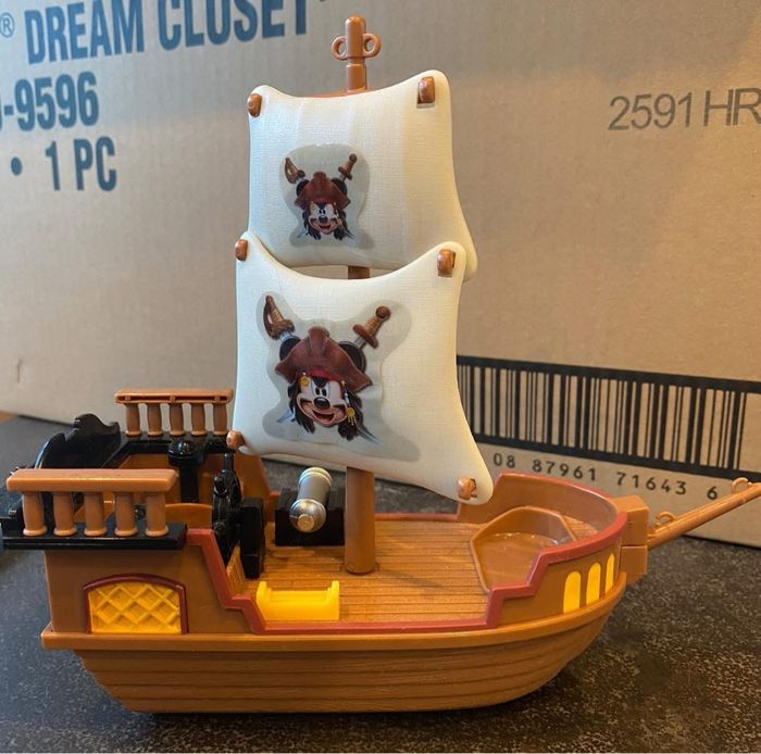 Bateau pirate Mickey Disneyland Paris, neuf 29 € Livré avec deux figurines