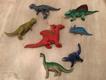 Lot 6 dinosaures et 1 dragon