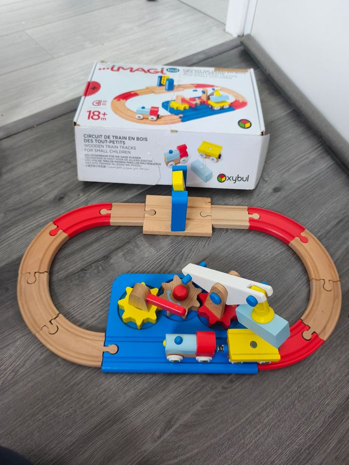 Circuit de train en bois des tout-petits