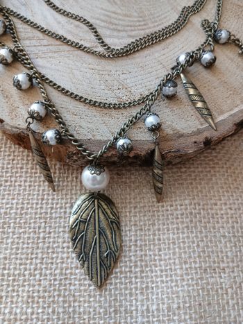 Collier multi-rang feuilles en métal veilli et croix
