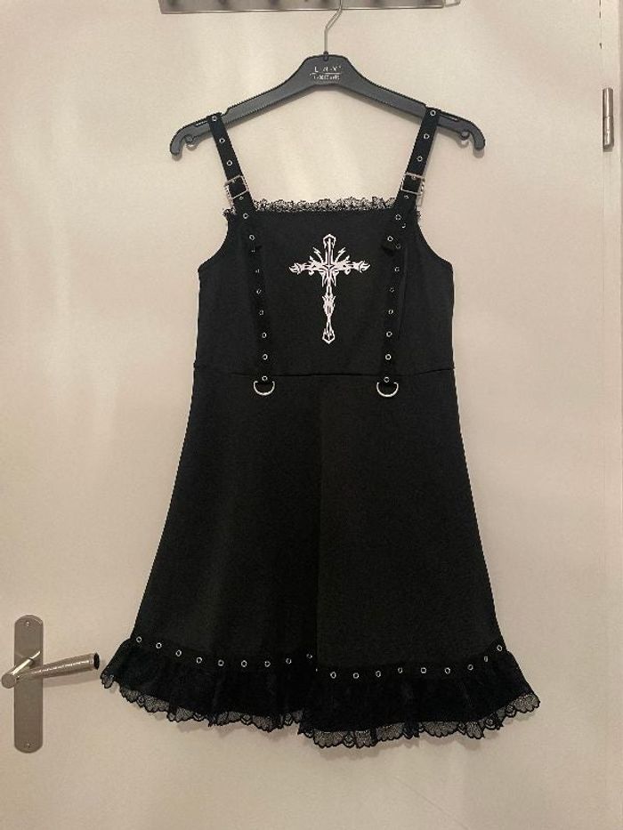 Très Jolie Robe avec Croix, Dentelle & Oeillets Goth/Rock