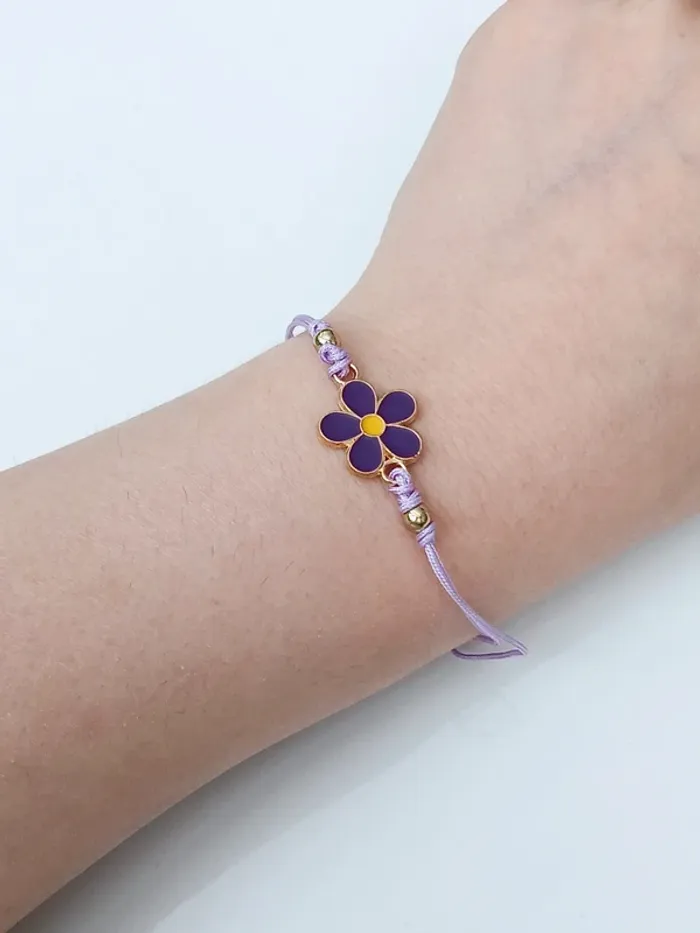 Bracelet fleur couleur lila sur cordon ajustable – look minimaliste - photo numéro 2