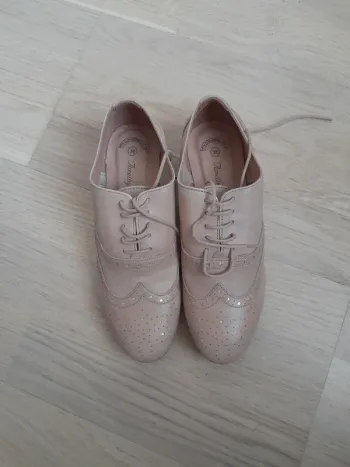 chaussures à lacets Amethyst, neuves et jamais portées. Un style élégant et intemporel, parfait pour