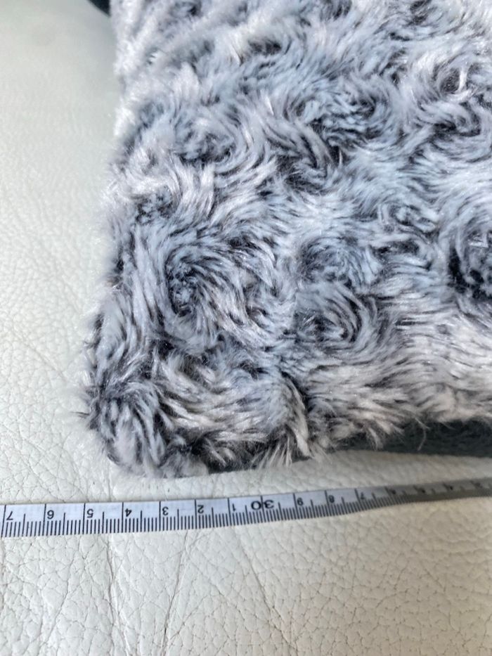 2 coussins gris fourrure et polaire 35 x 40 cm - photo numéro 2