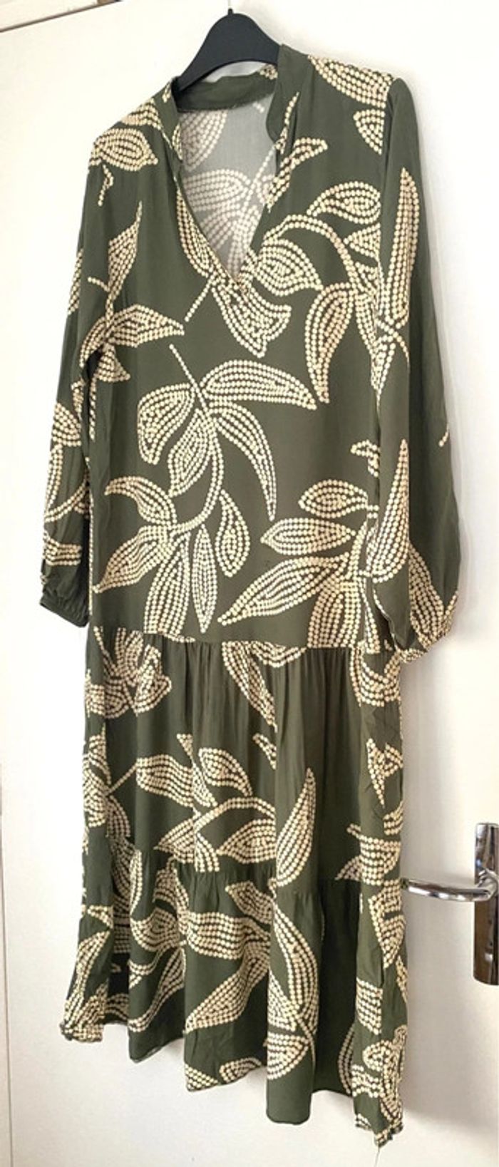 Robe longue fluide  imprimée col v taille 36 - photo numéro 2