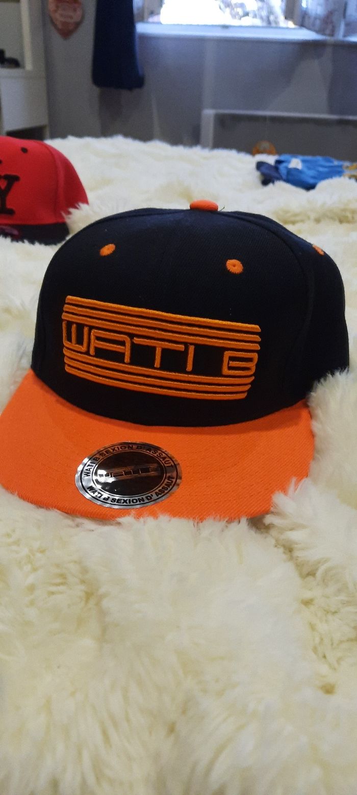 Casquette orange et noir Wati B