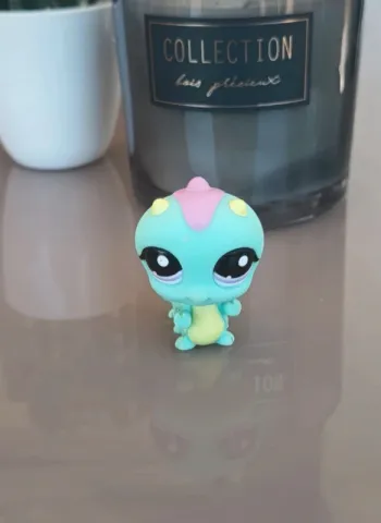 Littlest Pet Shop #1811  Teal blue inchworm Caterpillar