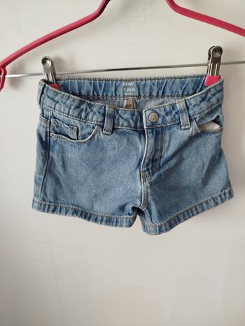 short en jean Kiabi taille 7 ans