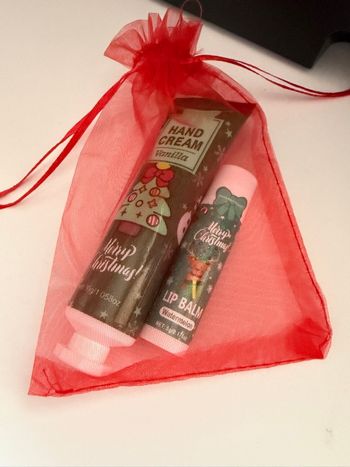 Ensemble de produits de beauté crème pour les mains et baume à lèvres