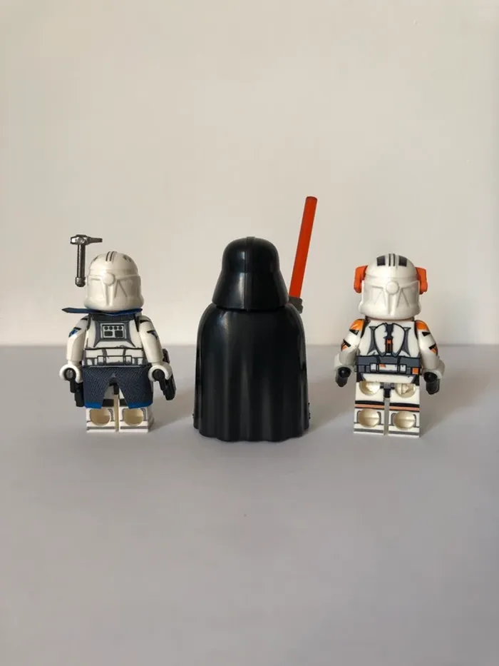 Figurine type lego seigneur Dark Vador avec Commandants Rex et Cody. Star Wars - photo numéro 3
