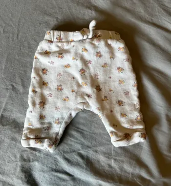 🌼 Pantalon bébé fleuri 1M – Confort & douceur
