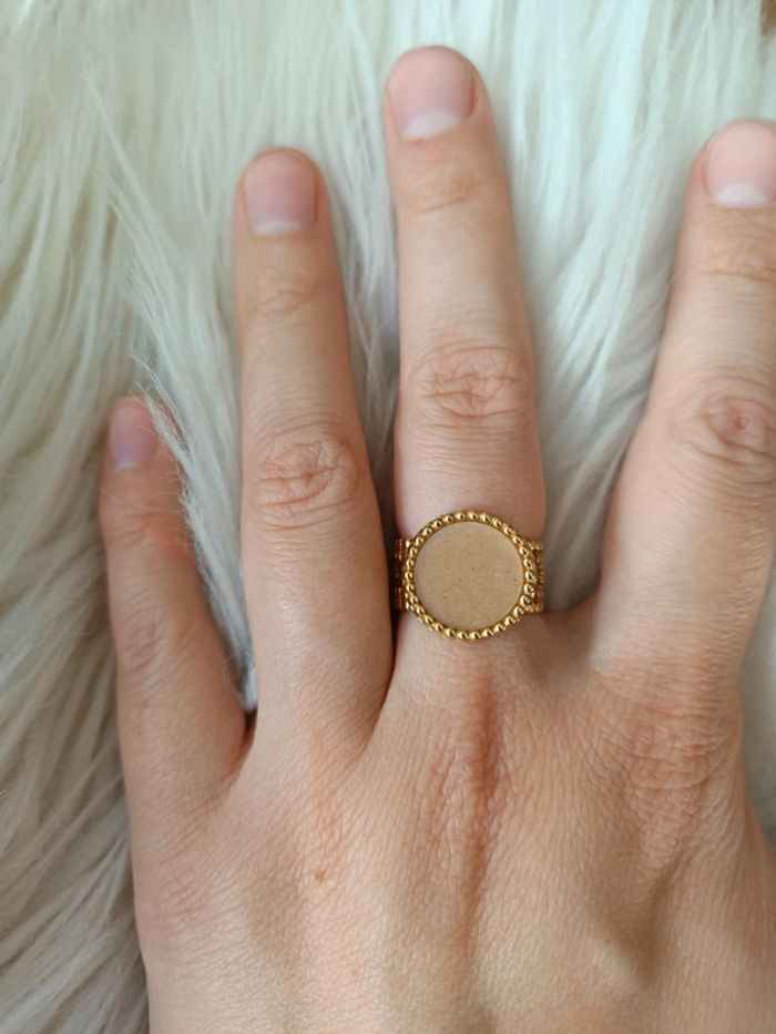 Bague dorée en acier inoxydable pierre naturelle beige rosé Bené-Bené En très bon état