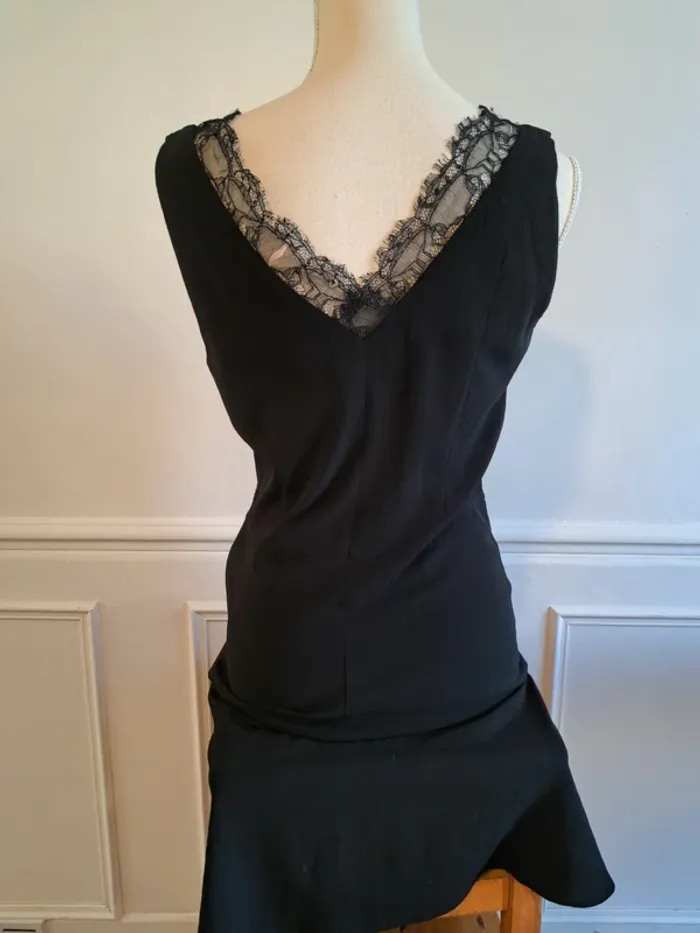 Robe noire encolure dentelle T 38 - photo numéro 2