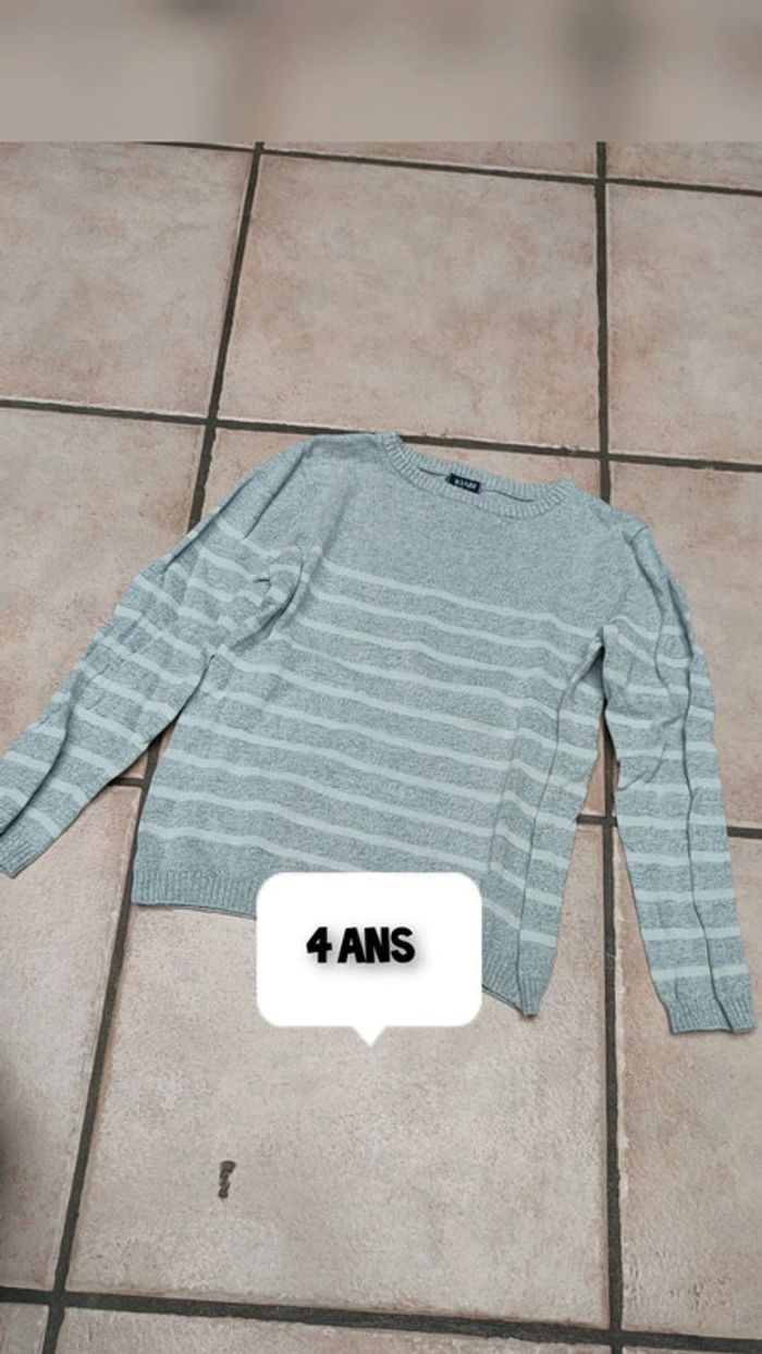 Pull gris rayé blanc