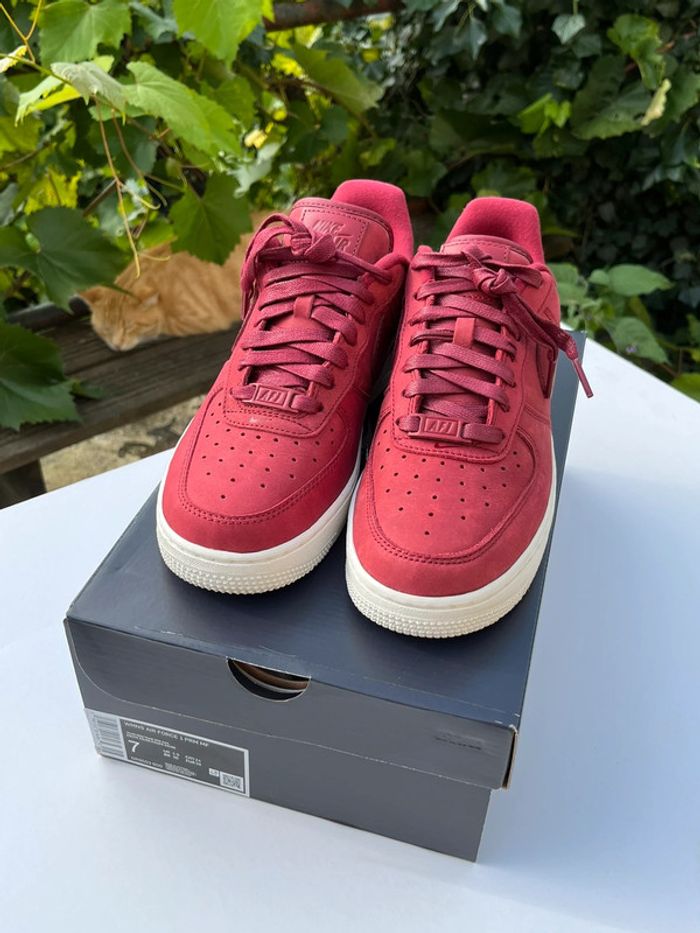 Basket Nike Air Force 1 PRM rouge bordeaux - photo numéro 4