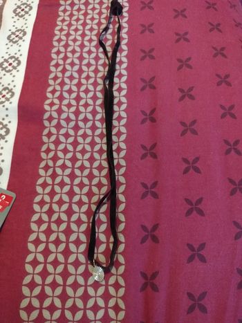 Collier en velours avec pendentif doré