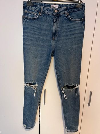 Vends jeans Zara Troué