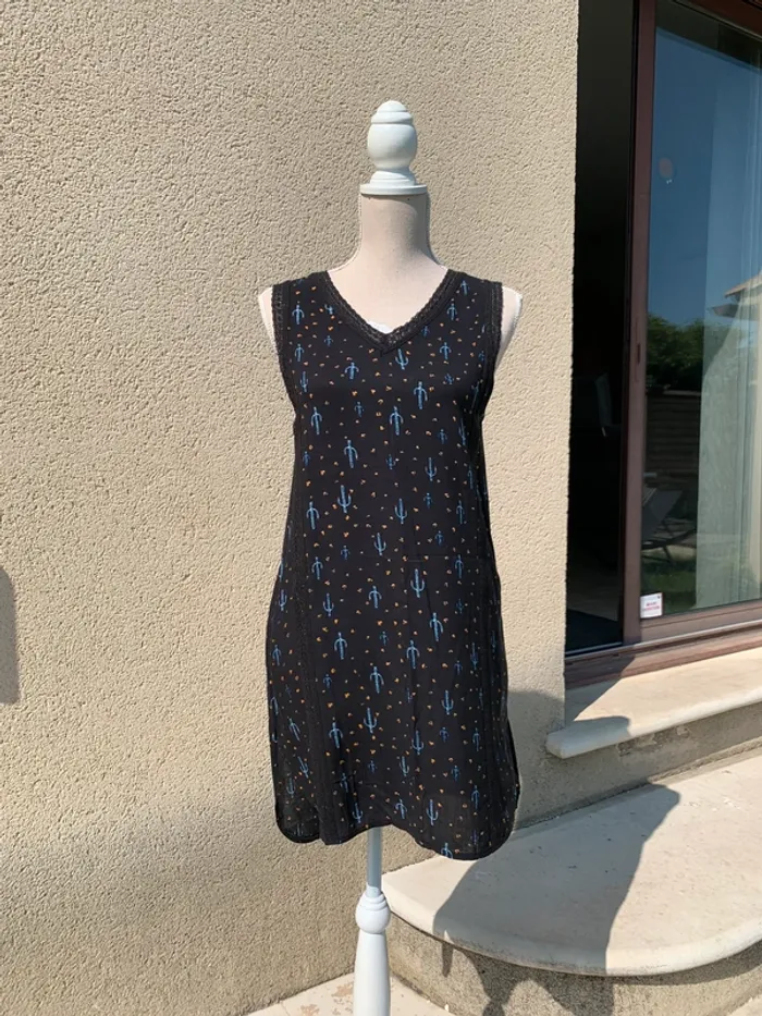 Robe droite noire à motifs cactus bleus, neuve avec étiquette PAJ taille S - photo numéro 2