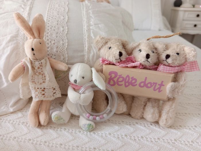 Ensemble doudou lapin, hochet lapin et déco vintage - photo numéro 3