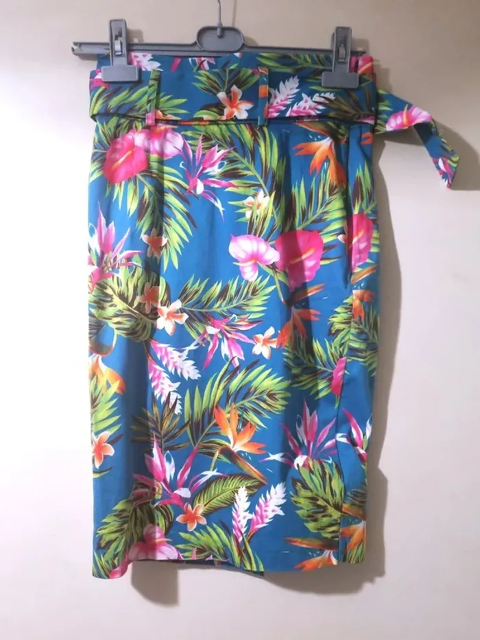 Belle jupe crayon Guess Tropical avec ceinture integrée S - photo numéro 9