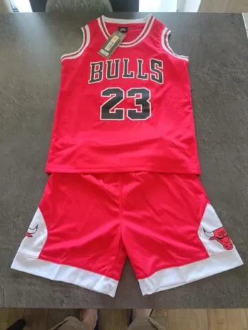 Tenue NBA Chicago Bulls Michael Jordan rouge. T.24