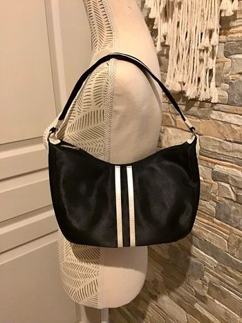 Sac à mains noir satiné et crème 27X17 cm de marque Jennyfer