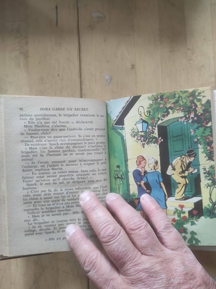 Dora garde un secret Suzanne Pairault Bibliothèque verte cartonnée 1974 - photo numéro 4