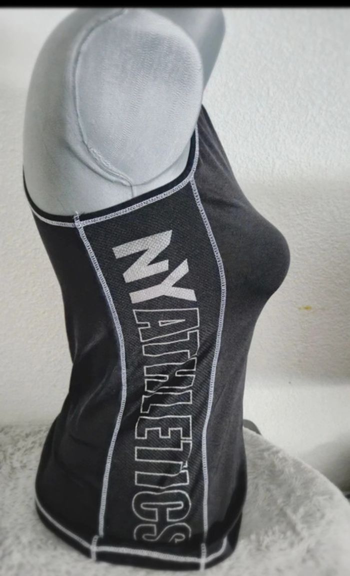 Haut de sport noir en excellent état - photo numéro 2