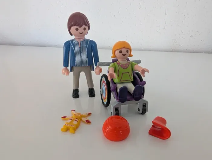 Playmobil 6663 enfant avec fauteuil roulant et papa - photo numéro 2