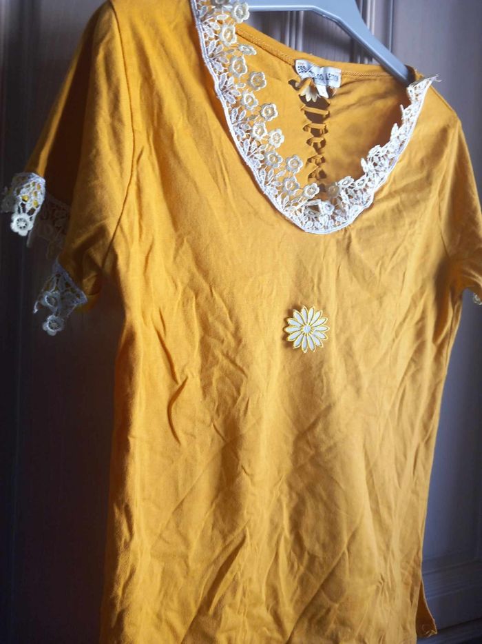 Tee-shirt ouvert dans le dos avec dentelles - photo numéro 2