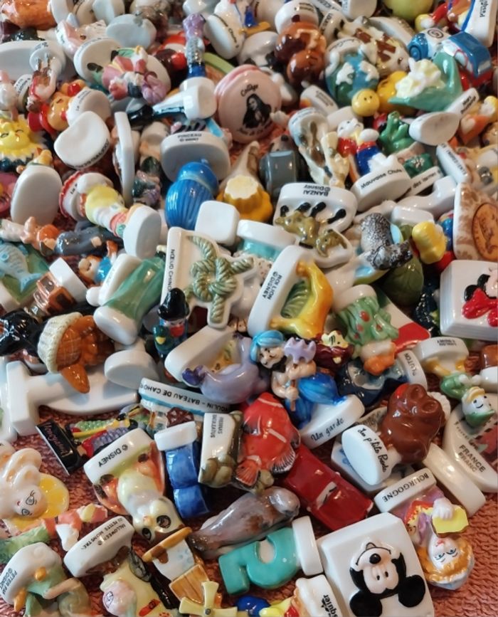 lot n°3 de 200 fèves Asterix Disney Looney Tunes dessin animé film animation etc...... - photo numéro 2