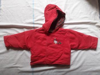 Veste rouge à capuche