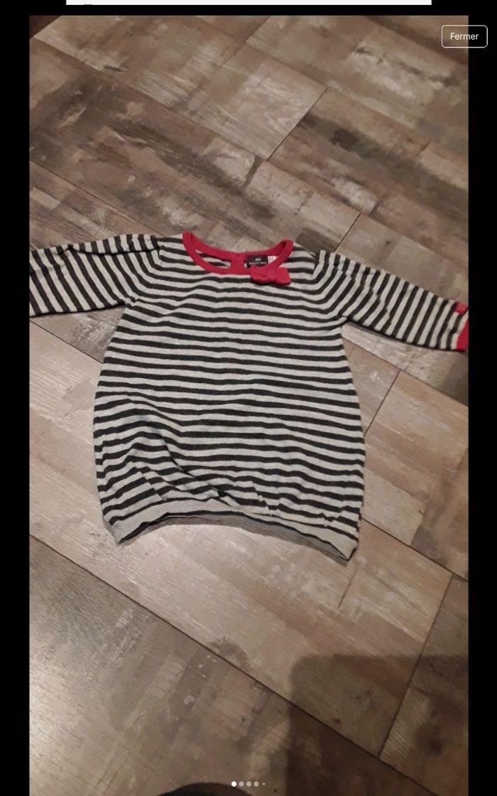 Pull a rayure avec noeud rouge