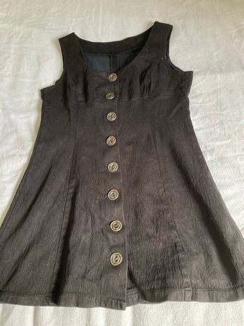 Robe noire à boutons