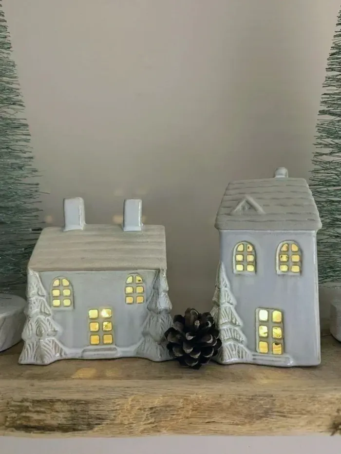 Petite maisonnette lumineuse en céramique avec sapins, éclairage led- NEUVE - photo numéro 4