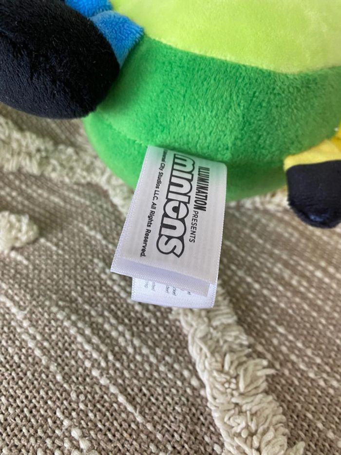 Peluche doudou 25cm moi moche et méchant les minions jaune avocat vert très bon état - photo numéro 4
