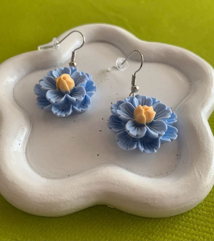 Boucles d’oreilles fleur bleue en résine - photo numéro 5