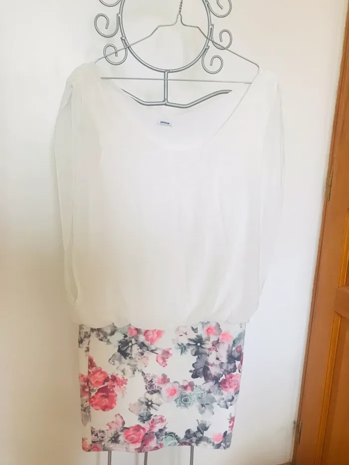 Robe blanche et motif fleur
