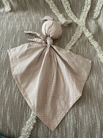 Peluche doudou plat 38cm fait main Coton Gabin le lapin à pois beige taupe très bon état